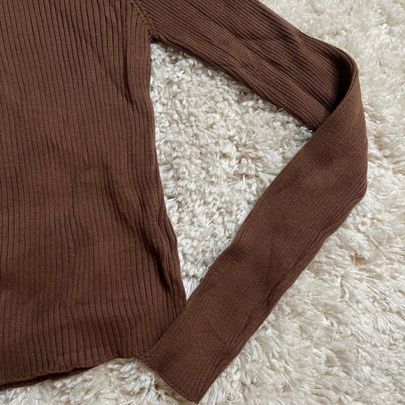 Brandy Melville Ribbed Mock Turtleneck Size One-Size - Picture 2 of 12